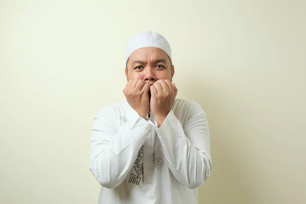 Retrato Gordura Asiático Muçulmano Homem Mordendo Suas Unhas Como Ele — Fotografia de Stock