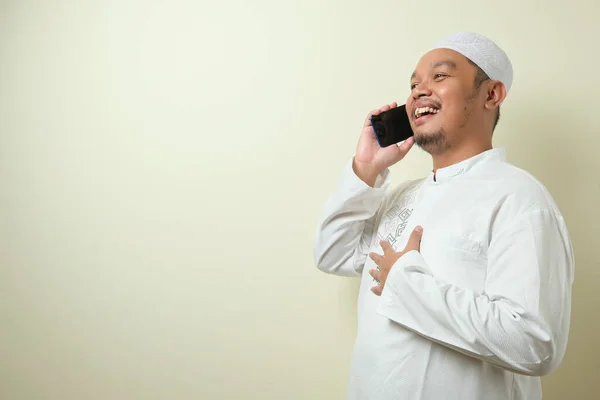 Pria Muslim Asia Terlihat Bahagia Saat Menerima Telepon Dari Saudaranya — Stok Foto