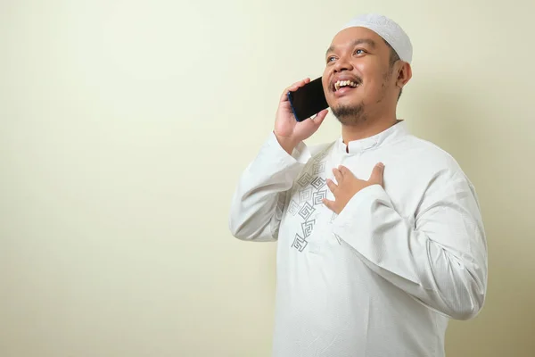Pria Muslim Asia Terlihat Bahagia Saat Menerima Telepon Dari Saudaranya — Stok Foto