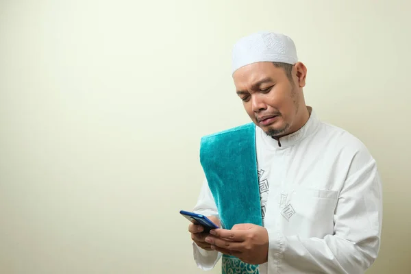 Pria Muslim Asia Terlihat Sedih Ketika Menerima Berita Dari Smartphone — Stok Foto