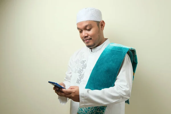 Gros Asiatique Musulman Homme Semble Confiant Tout Accédant Son Téléphone — Photo