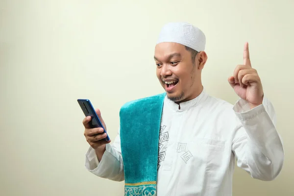 Pria Muslim Asia Gemuk Tampak Terkejut Dengan Kabar Baik Yang — Stok Foto