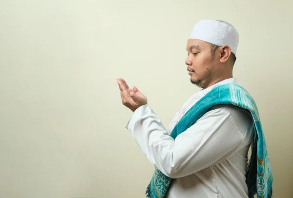 Gordo Asiático Muçulmano Homem Orando Com Espaço Vazio Lado Dele — Fotografia de Stock