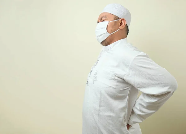 Asiático Musulmán Gordo Usando Máscara Sensación Dolor Espalda Gesto Retención — Foto de Stock