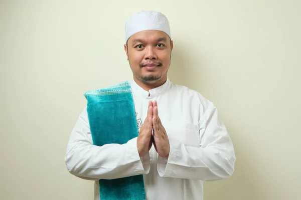 Adulto Asiático Muçulmano Homem Gesto Saudação Convidado Acolhedor Para Eid — Fotografia de Stock