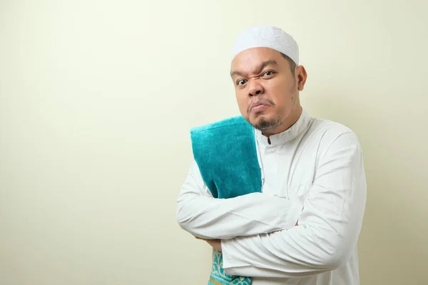 Retrato Jovem Homem Muçulmano Asiático Apontando Para Seu Relógio Pulso — Fotografia de Stock