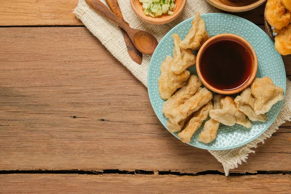 ペムペクは素朴な木のテーブルで食べました ペムペクはインドネシアの伝統的な食品です 甘みの強い特製の酸味のあるソースやクカと呼ばれる酢ソースをかけた魚とタピオカで作られた — ストック写真