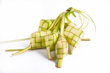 Ketupat beyaz arka planda izole edildi. Tipik bir tabak pirinç, örülmüş hindistan cevizi yapraklarından yapılmış..