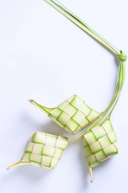 Ketupat 'ın üst görüntüsü beyaz arkaplanda izole edildi. Tabaklanmış hindistan cevizi yapraklarından yapılmış pirinç ambalajından yapılan tipik bir yemek..