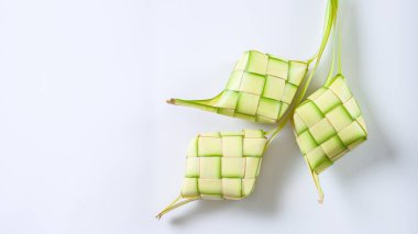 Ketupat 'ın üst görüntüsü beyaz arkaplanda izole edildi. Tabaklanmış hindistan cevizi yapraklarından yapılmış pirinç ambalajından yapılan tipik bir yemek..