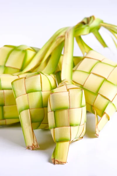 Ketupat Isoliert Auf Weißem Hintergrund Ein Typisches Gericht Aus Reis — Stockfoto