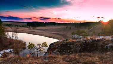 Uçurumdan güzel günbatımı nehri ve ormanın manzarası. Güzel gökyüzü. kırmızı gün batımı