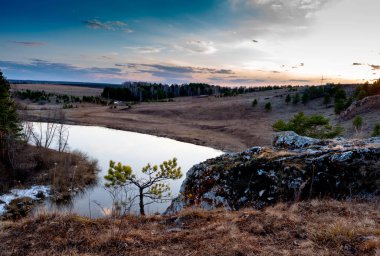 Uçurumdan güzel günbatımı nehri ve ormanın manzarası. Güzel gökyüzü. Kırmızı gün batımı. Peyzaj