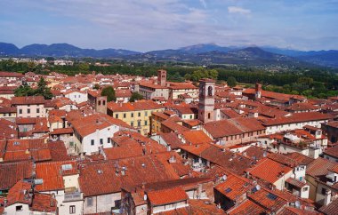 Havadan görünümden Saat Kulesi Lucca, Toskana, İtalya