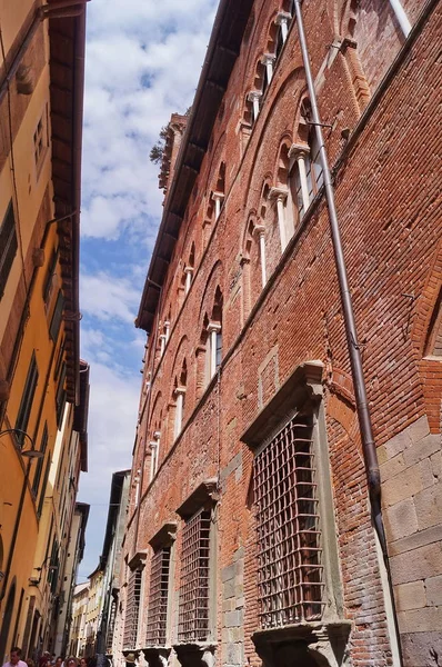 イタリア、トスカーナ、ルッカの中心の典型的な通り — ストック写真