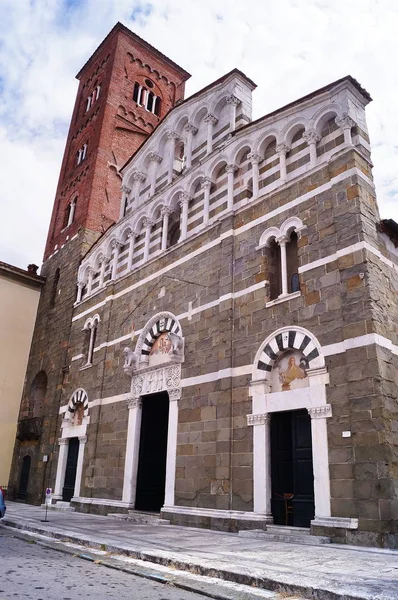 Gevel en bell toren van de kerk van San Pietro Somaldi in Lucca, Toscane, Italië — Stockfoto