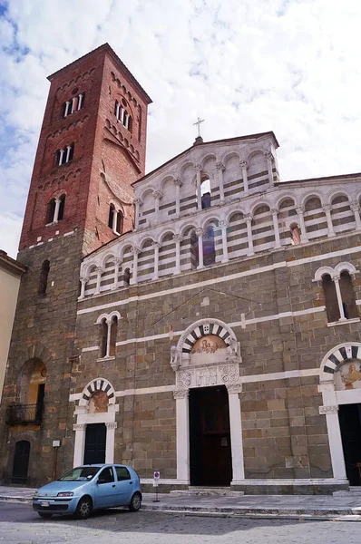 Façade et clocher de l'église de San Pietro Somaldi à Lucques, Toscane, Italie — Photo