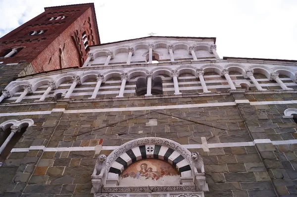 Fachada e torre sineira da igreja de San Pietro Somaldi em Lucca, Toscana, Itália — Fotografia de Stock