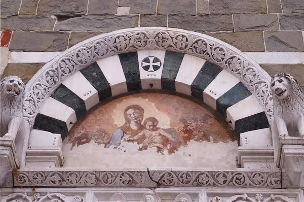 Ayrıntı cephe, Kilisesi San Pietro Somaldi Lucca, Toskana, İtalya — Stok fotoğraf