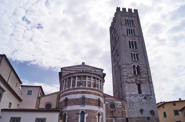 Abside e campanile della Basilica di San Frediano, Lucca, Toscana, Italia — Foto Stock
