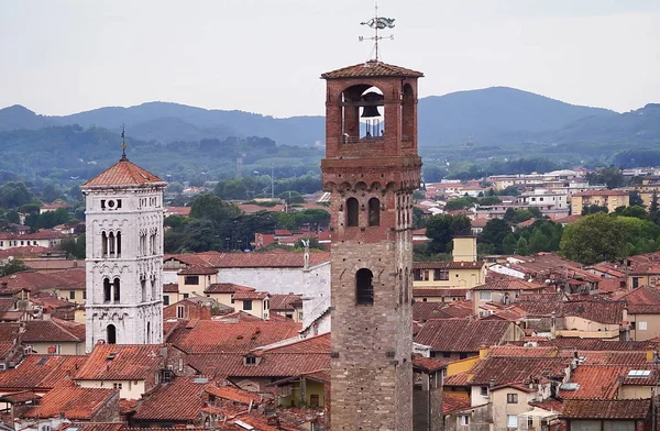 Vista aérea desde la Torre Guinigi de Lucca, Toscana, Italia — Foto de Stock