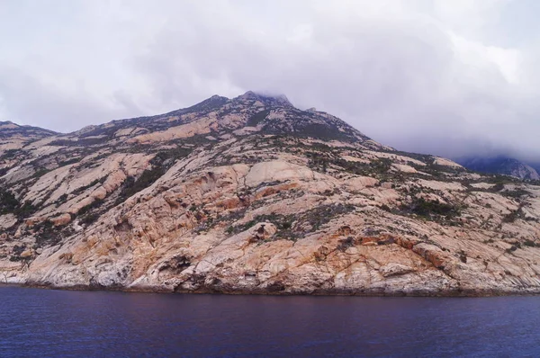Montecristo ön från havet, Toscana, Italien — Stockfoto