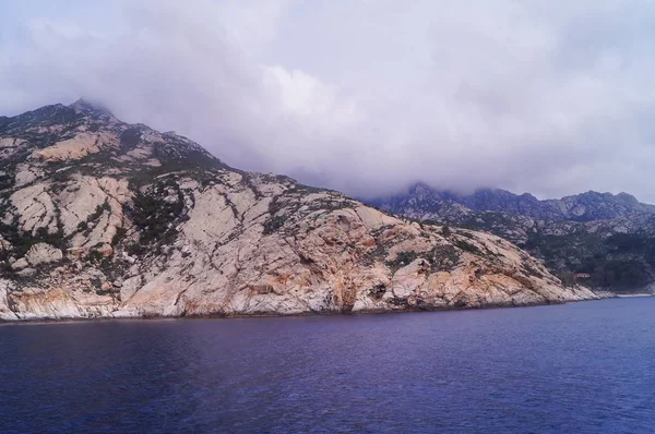Montecristo Island from the sea, Toscana, Itália — Fotografia de Stock
