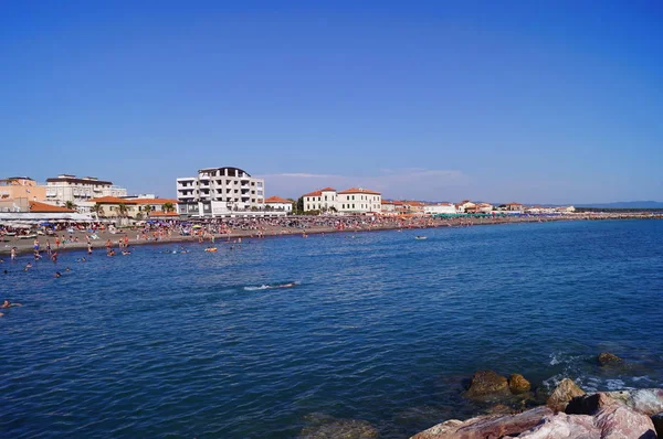 Uitzicht van de Marina di Cecina uit de zee — Stockfoto