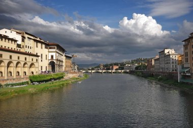 Bulutlu bir günde Floransa'da Arno Nehri