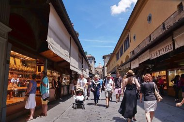 Ponte Vecchio köprüsü üzerinde yürüme