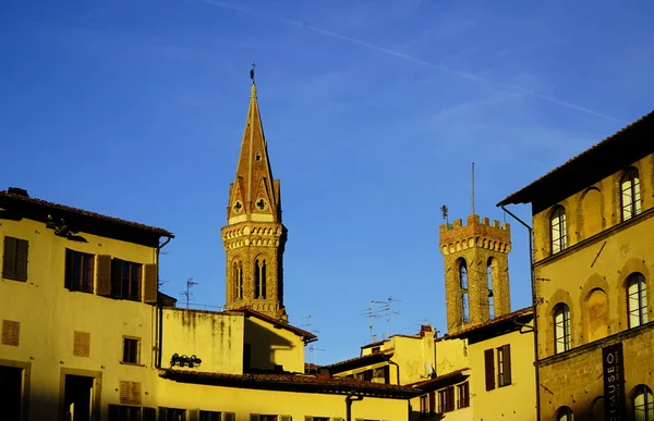 Torre del Palacio del Bargello y campanario de Badia Fiorentina desde la plaza Signoria, Florencia —  Fotos de Stock