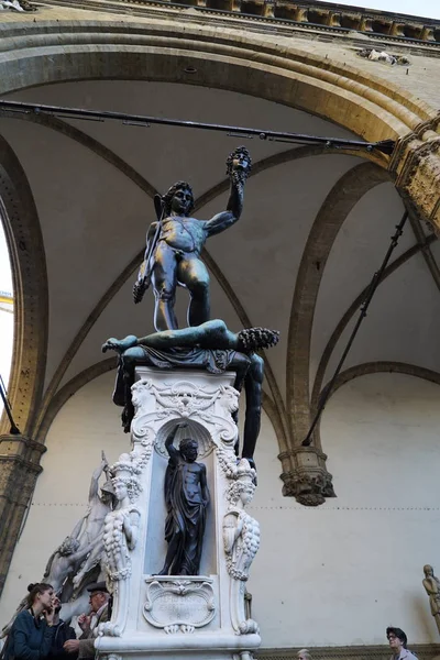 Perseo con la testa di Medusa in Loggia dei Lanzi, Piazza Signoria, Firenze — Foto Stock