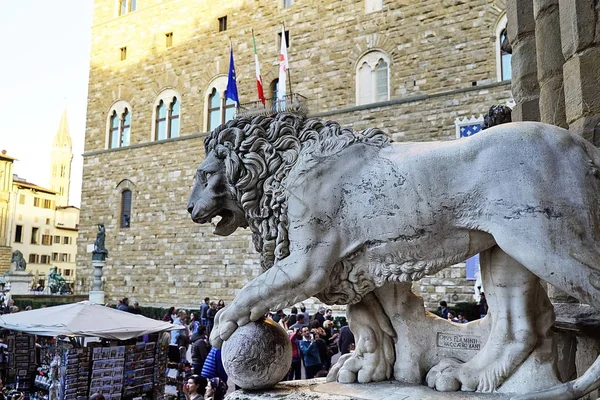 Löwe der Impfung, Loggia dei lanzi, Platz der Signoria, Florenz — Stockfoto