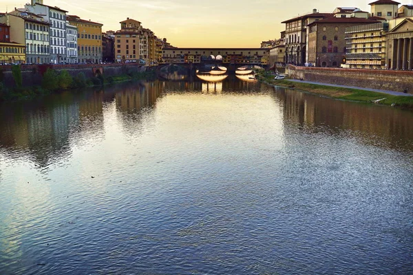 Понте Веккьо на закате, Флоренция, Тоскана — стоковое фото