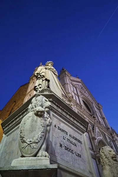 Staty av Dante Alighieri, i Santa Croce torget på natten, Florens — Stockfoto