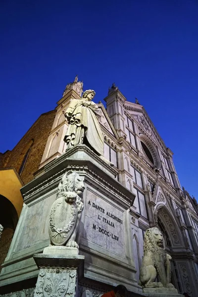 Socha Dante Alighieri, v Santa Croce náměstí v noci, Florencie — Stock fotografie