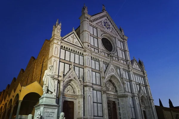 Staty av Dante Alighieri, i Santa Croce torget på natten, Florens — Stockfoto