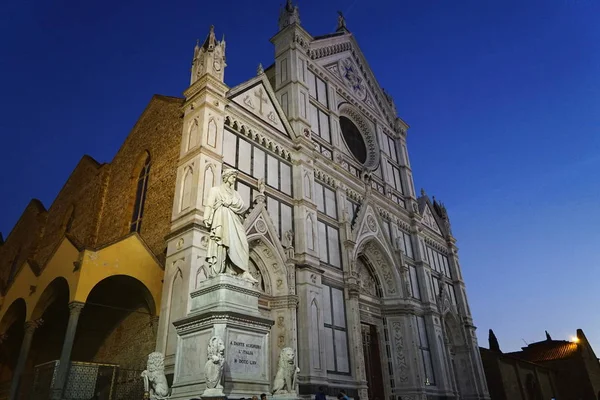 Staty av Dante Alighieri, i Santa Croce torget på natten, Florens — Stockfoto