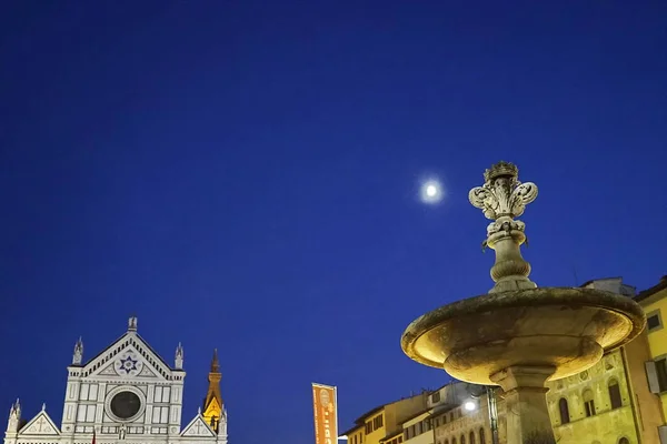 Santa croce náměstí v noci, Florencie — Stock fotografie