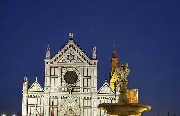 到了晚上，佛罗伦萨圣十字大教堂的立面 — 图库照片