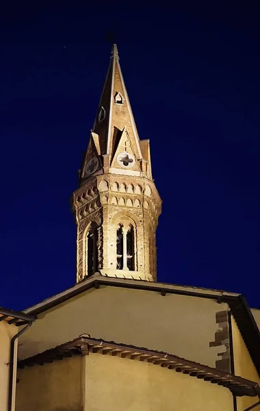 Bell tower van Badia Fiorentina nachts, Florence — Stockfoto