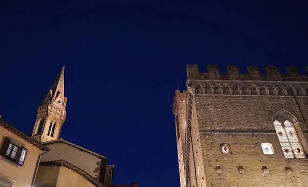 Palacio del Bargello y campanario de Badia Fiorentina por la noche, Florencia —  Fotos de Stock