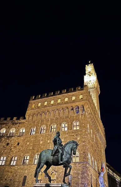 Έφιππο άγαλμα του Κόζιμο I και το Palazzo Vecchio της Φλωρεντίας από τη νύχτα — Φωτογραφία Αρχείου