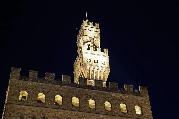 夜、フィレンツェ ヴェッキオ宮殿 — ストック写真