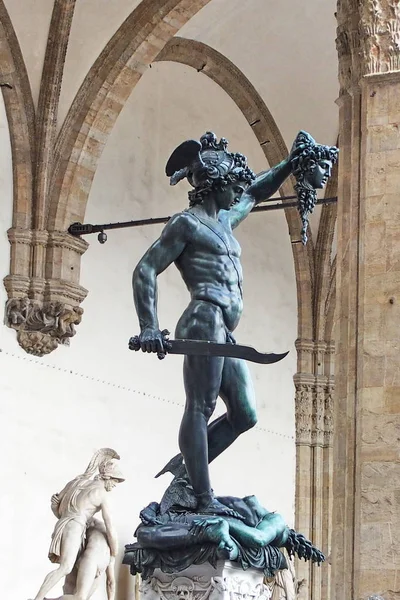 Perseu com a cabeça de Medusa em Loggia dei Lanzi, Praça Signoria, Florença — Fotografia de Stock