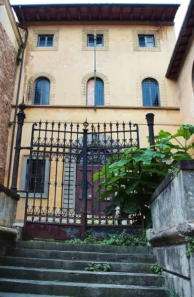 Típico palacio en la Costa San Giorgio, Florencia — Foto de Stock