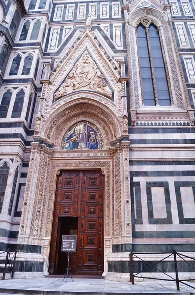 Porta Mandorla na catedral de Santa Maria del Fiore, Florença — Fotografia de Stock