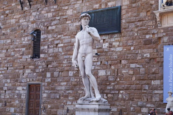 Copy of David of Michelangelo in front of Palazzo Vecchio — Stock Photo, Image
