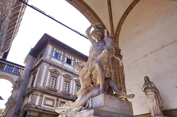 Die Vergewaltigung von Polyxena in der Loggia dei lanzi, dem Platz der Signoria — Stockfoto