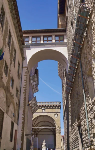 Pemandangan Vasari Koridor dan loggia dei Lanzi dari Neri jalan, Florence — Stok Foto